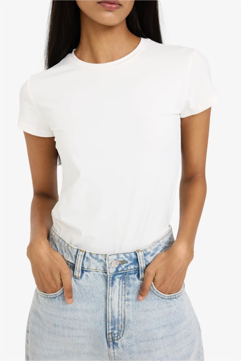 Kadın Kırık Beyaz Slim Fit Dar Kesim Bisiklet Yaka Basic Düz Beyaz Kısa Kollu Tişört