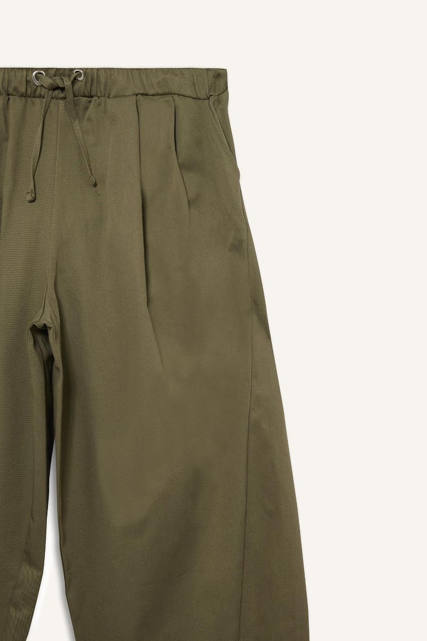 حريمي كاكي فاتح بنطلون باجي وسط عادي