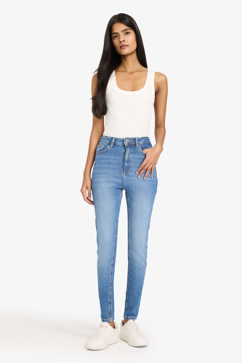 Woman White Slim Fit Camisole U Collar Tank Top