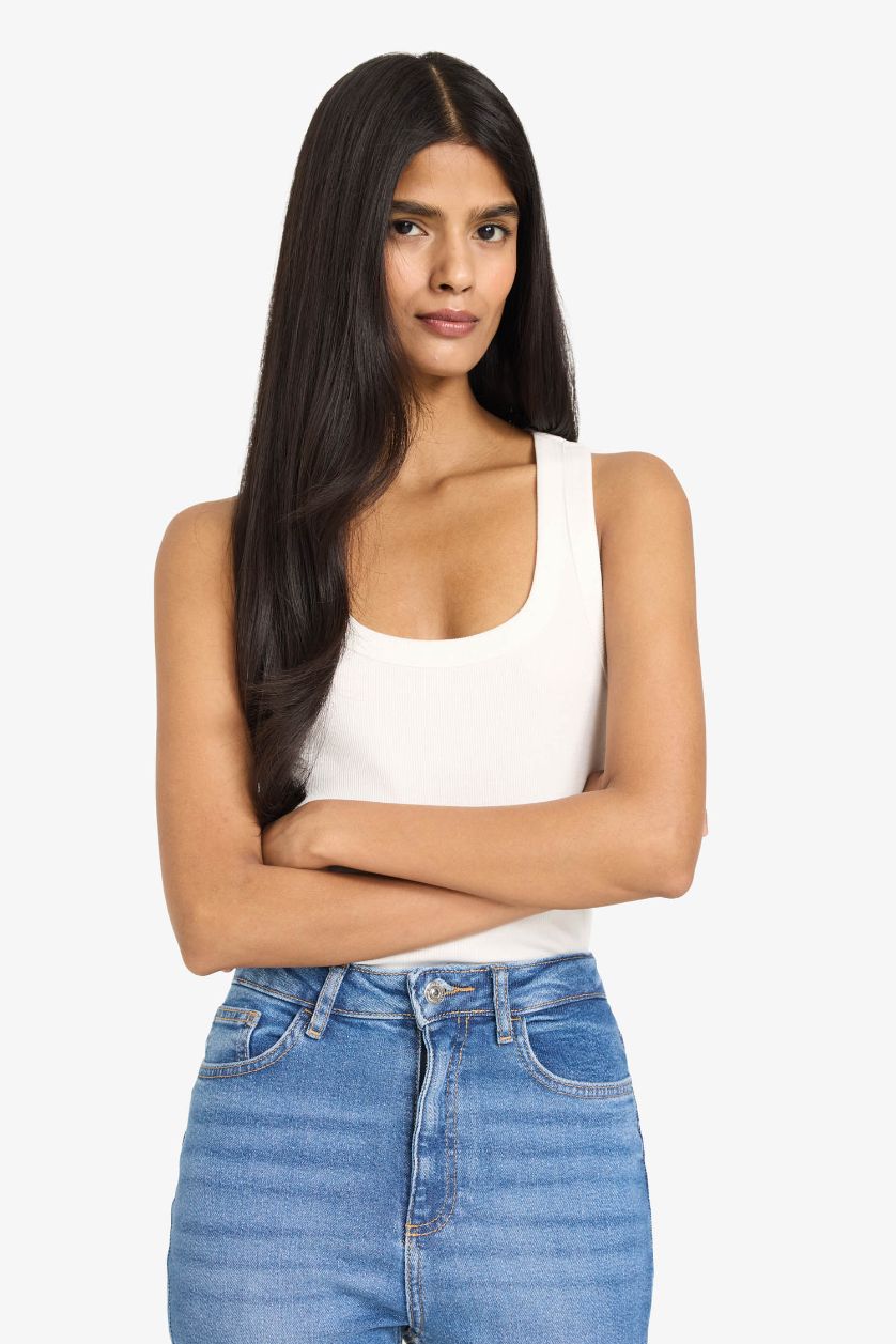 Woman White Slim Fit Camisole U Collar Tank Top