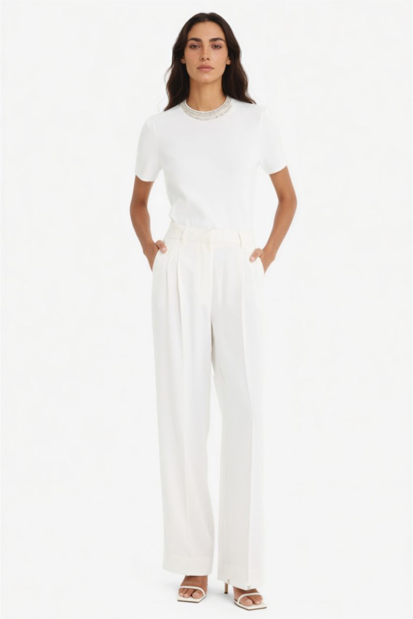 Kadın Ekru Regular Fit Bisiklet Yaka İşlemeli Krep Kısa Kollu Triko Kazak