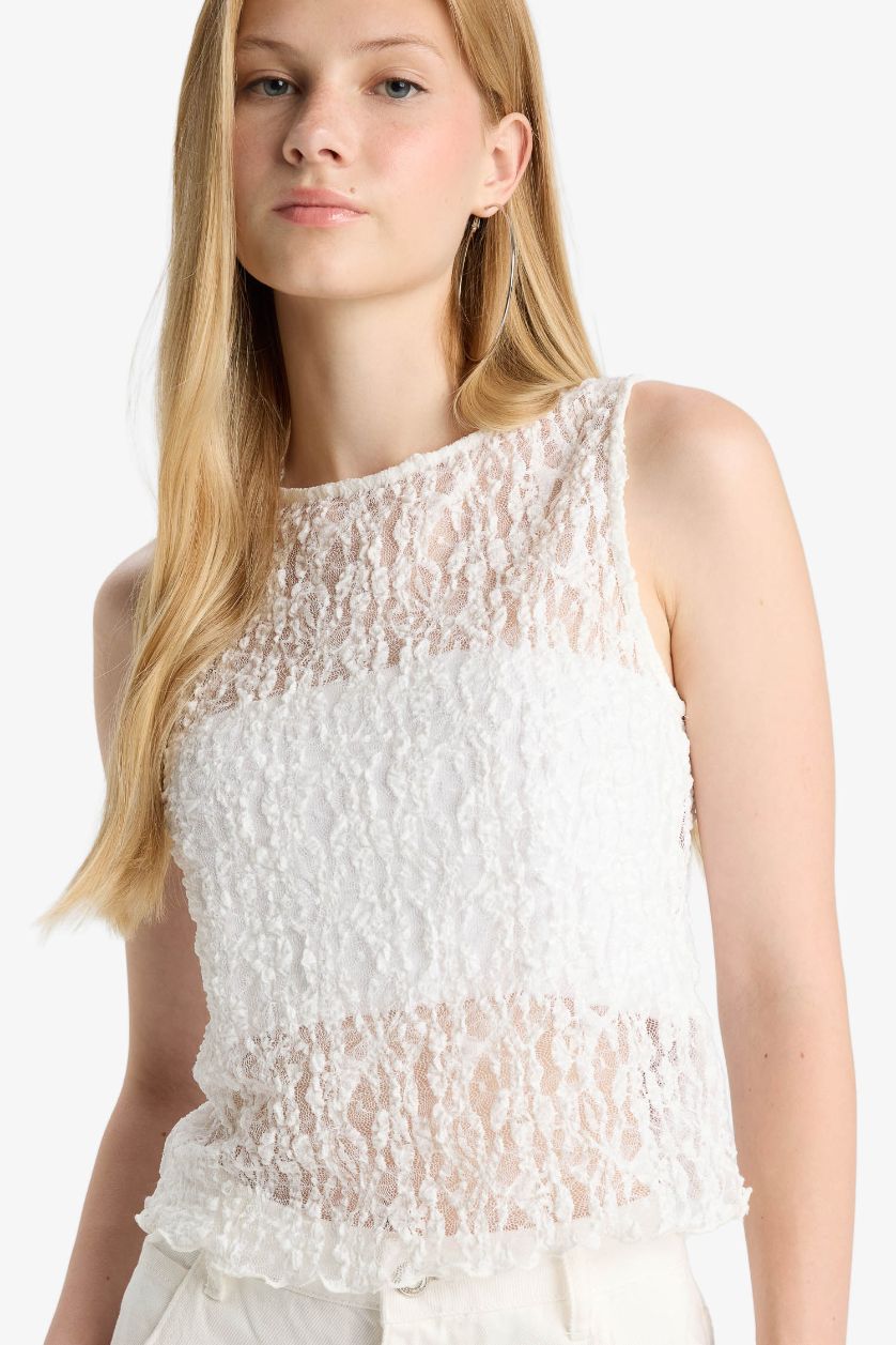 Woman White Fitted Crew Neck Sleeveless Lace Blouse