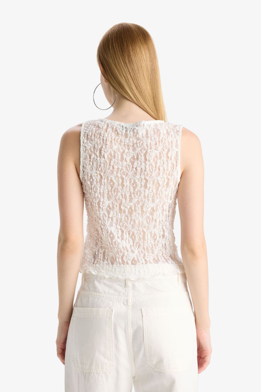 Woman White Fitted Crew Neck Sleeveless Lace Blouse