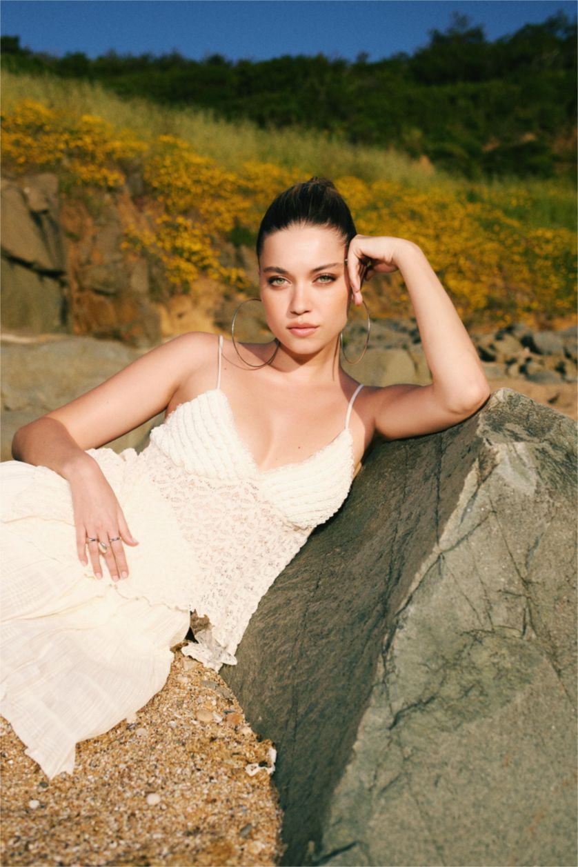 Kadın Kırık Beyaz Afra x DeFacto Fitted V Yaka Dantel Askılı Bluz