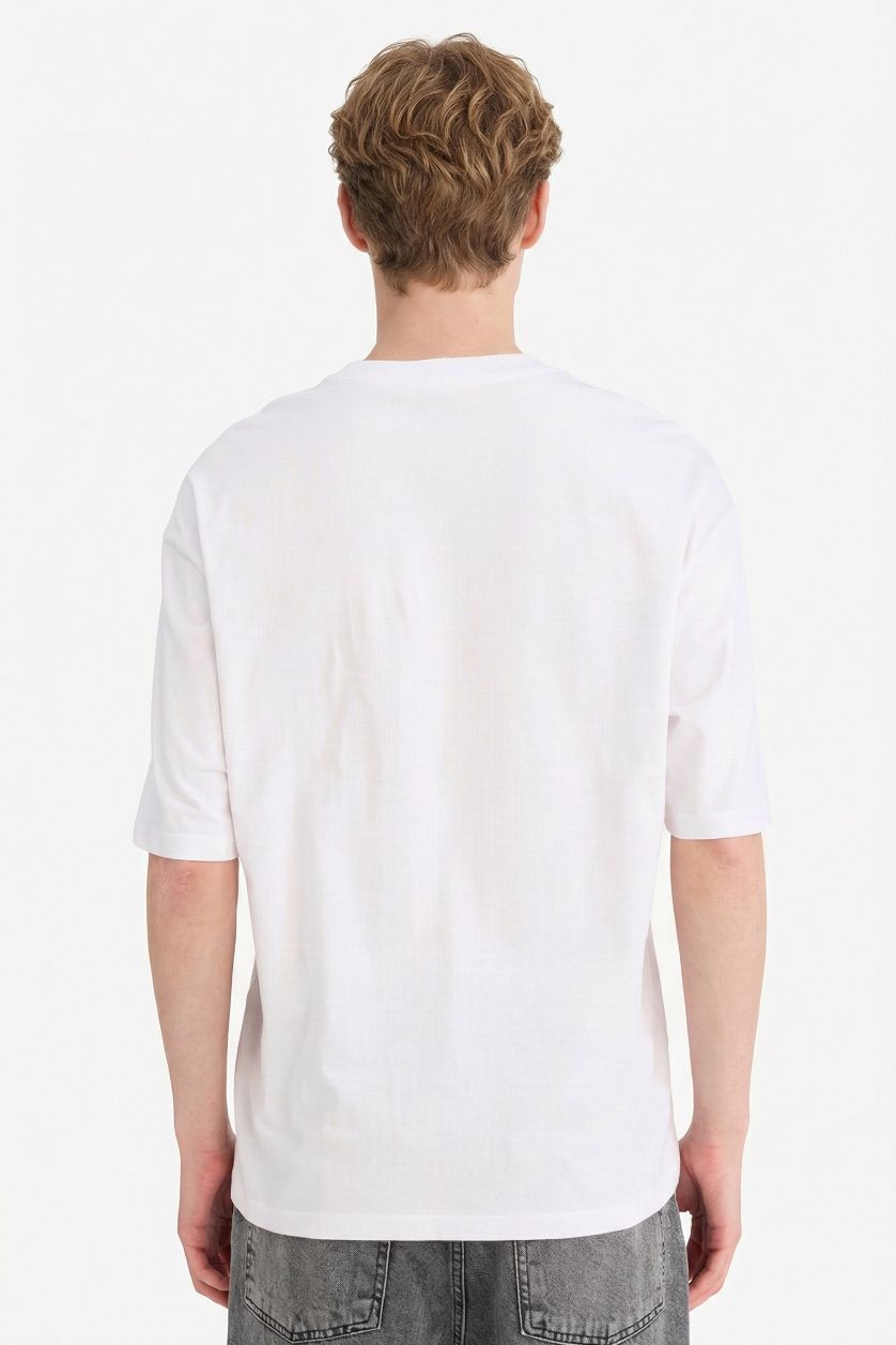 Man White Boxy Fit Crew Neck Short Sleeve T-Shirt