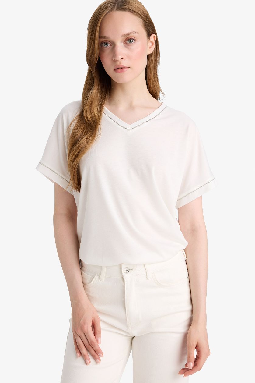 حريمي بيج فاتح تيشيرت نص كم بياقة V