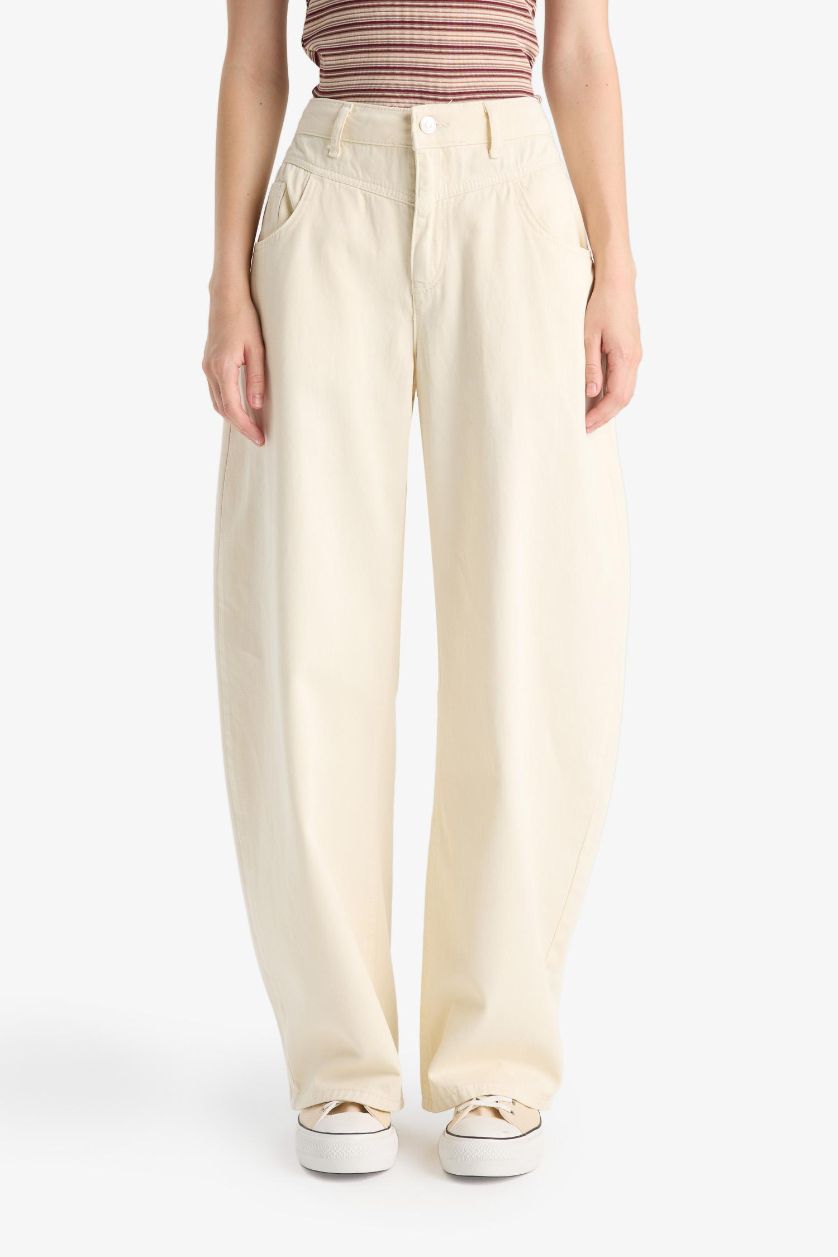 حريمي بيج فاتح بنطلون باجي فيت بخصر عادي