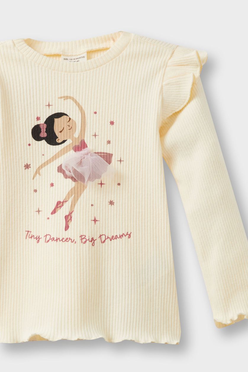 طفلة صغيرة بيج فاتح تيشيرت كم طويل مضلع قصة عادية بياقة مستديرة