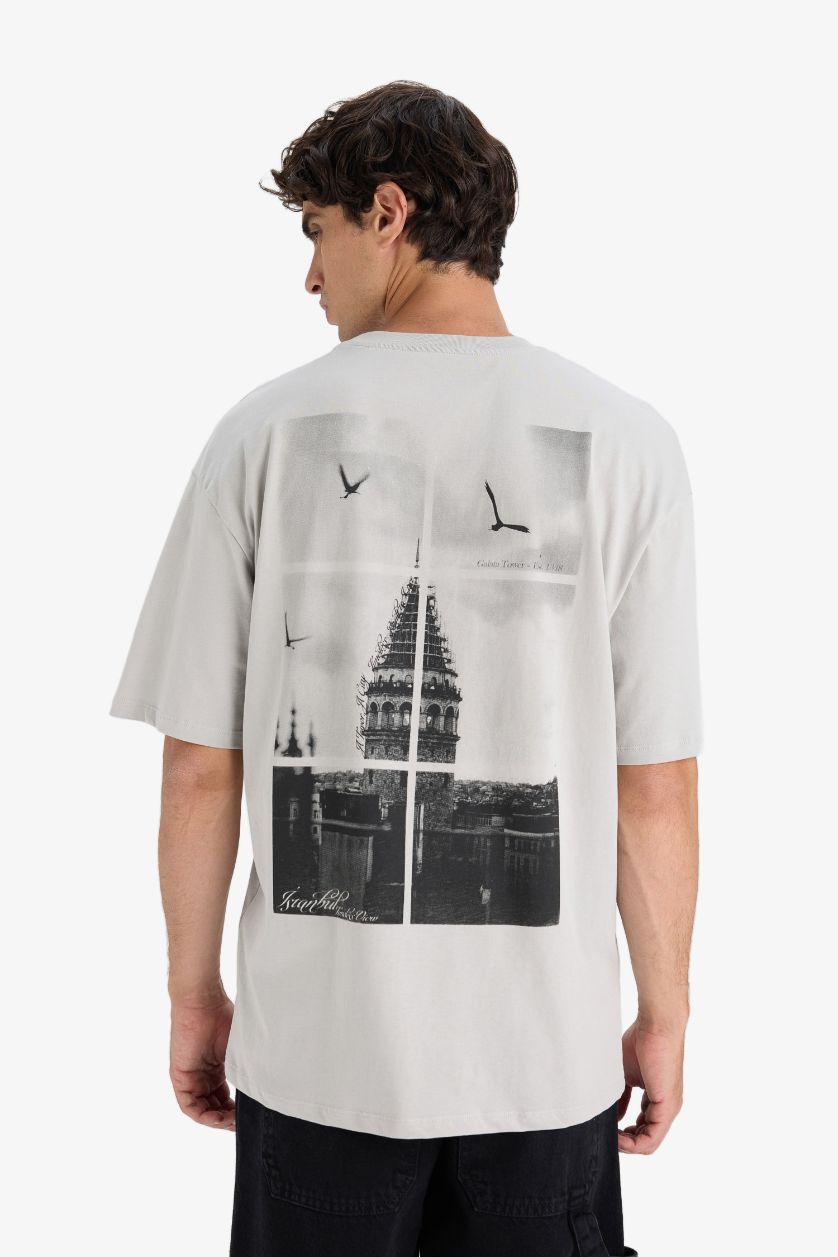 Erkek Açık Gri %100 Pamuk Boxy Fit Bisiklet Yaka Sırt Baskılı Kısa Kollu Tişört