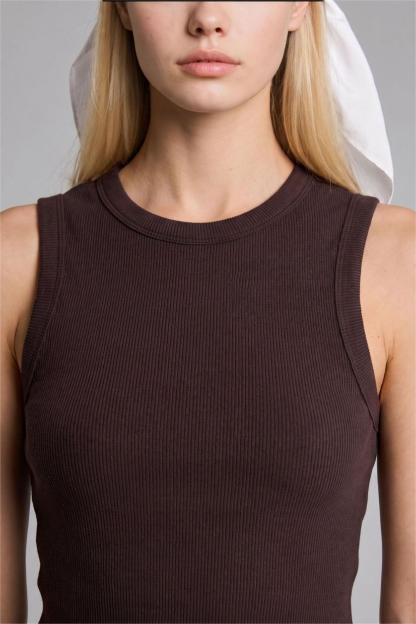 حريمي بني توب سادة مضلع سليم فيت برقبة مستديرة