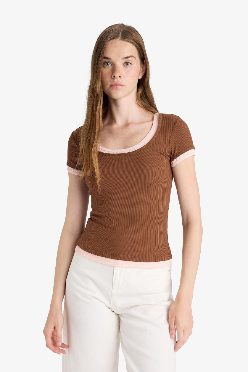 Woman Brown تيشيرت نص ردن مضلع وباخة U