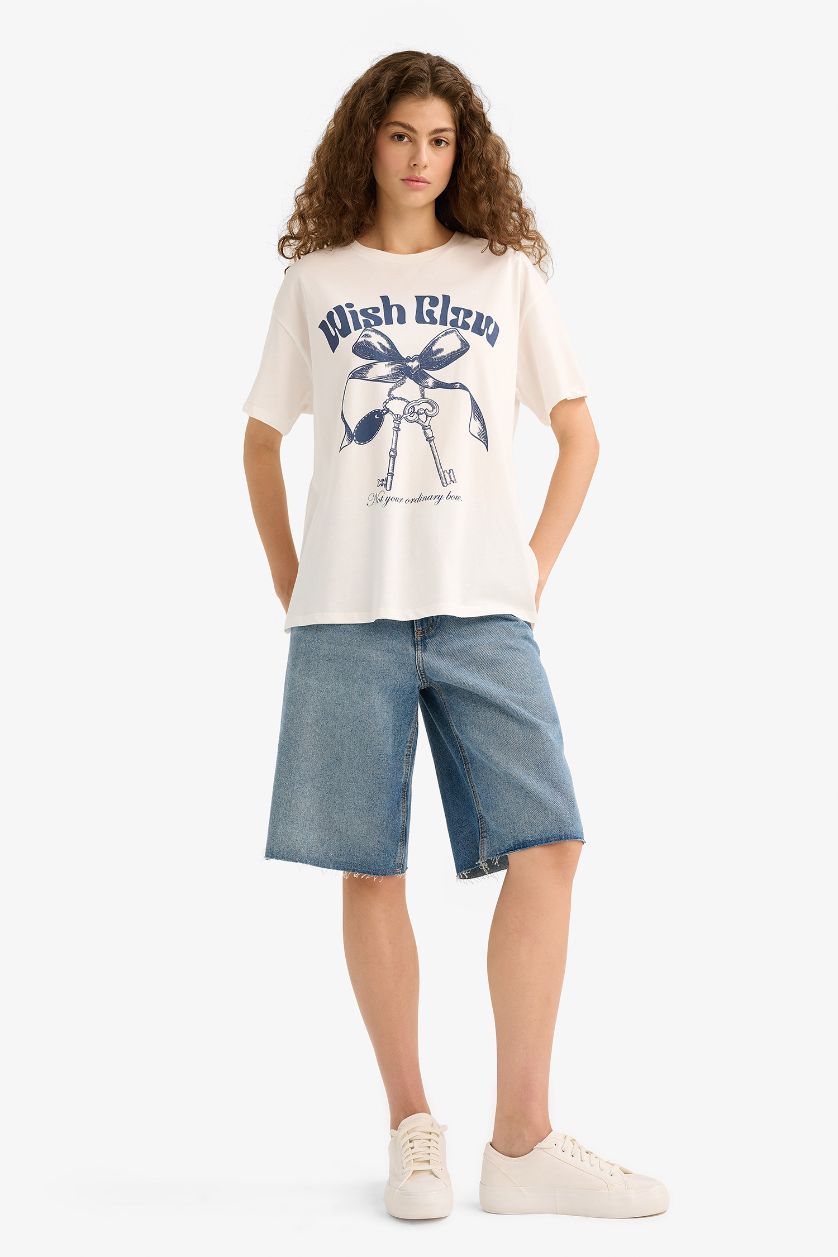 Woman White Oversize Fit Crew Neck Printed T-Shirt