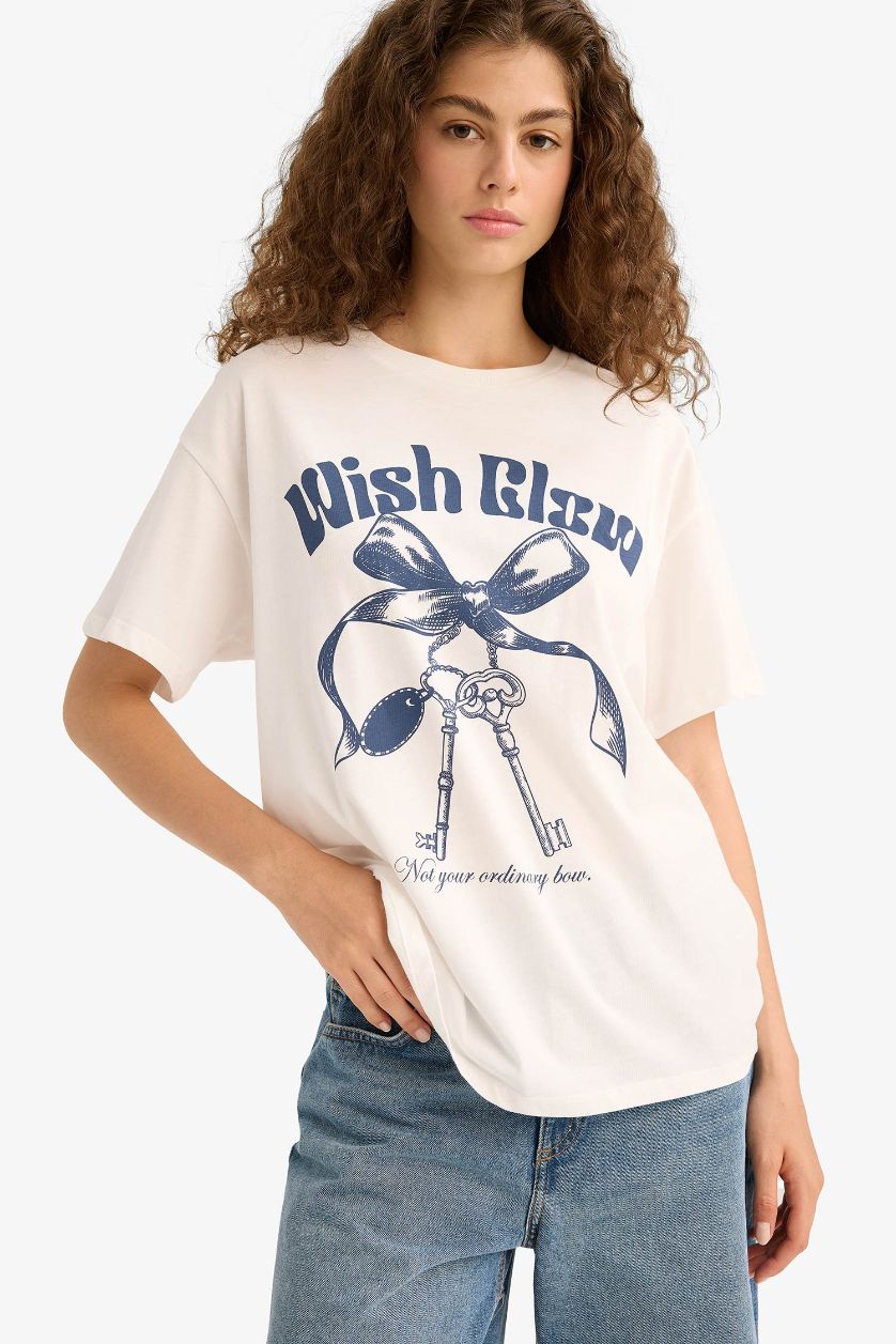 Woman White Oversize Fit Crew Neck Printed T-Shirt