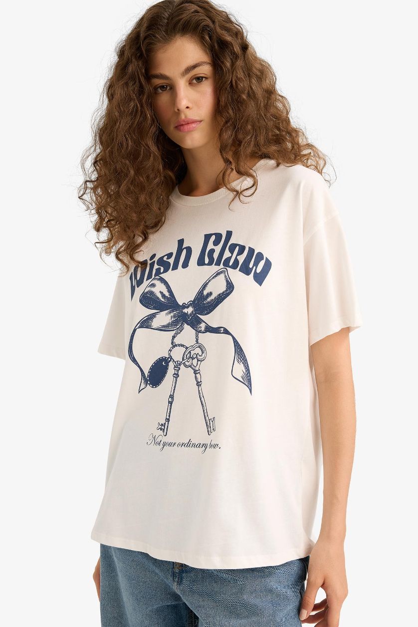 Woman White Oversize Fit Crew Neck Printed T-Shirt