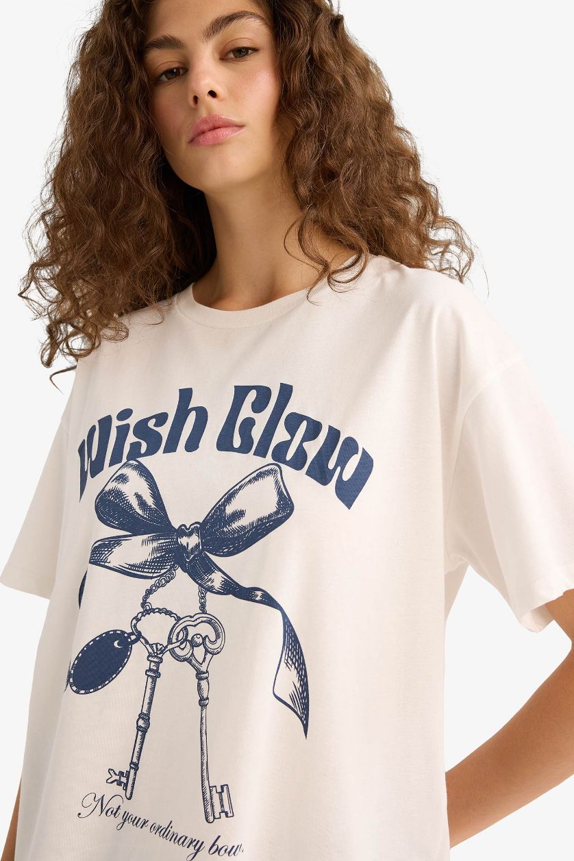 Woman White Oversize Fit Crew Neck Printed T-Shirt