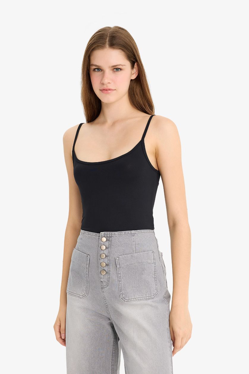 Woman Black U Collar Tank Top