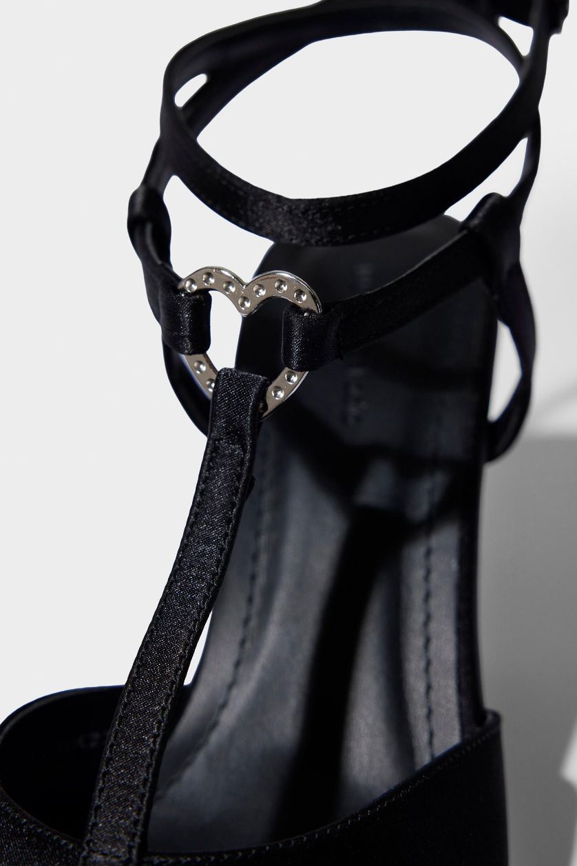 Kadın Siyah DCEY x DeFacto Kadın Kalp Detaylı Topuklu Ayakkabı