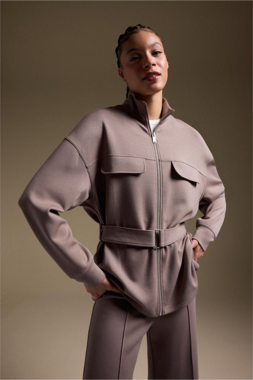 حريمي بني فاتح سويت شيرت بسوستة منسوج قصة طويلة بياقة عالية 