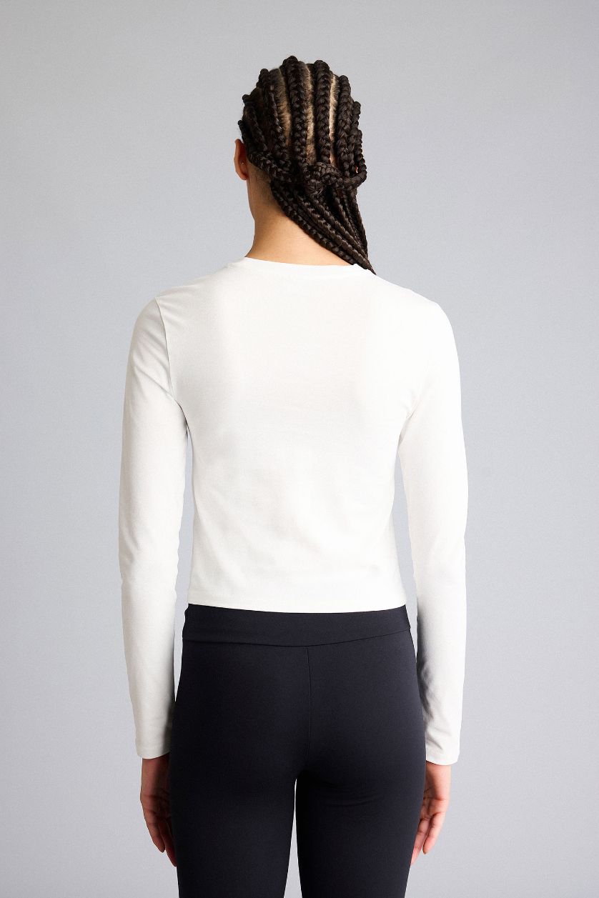 نساء بيج فاتح تيشيرت ردن طويل رياضي سليم فيت وياخة مستديرة