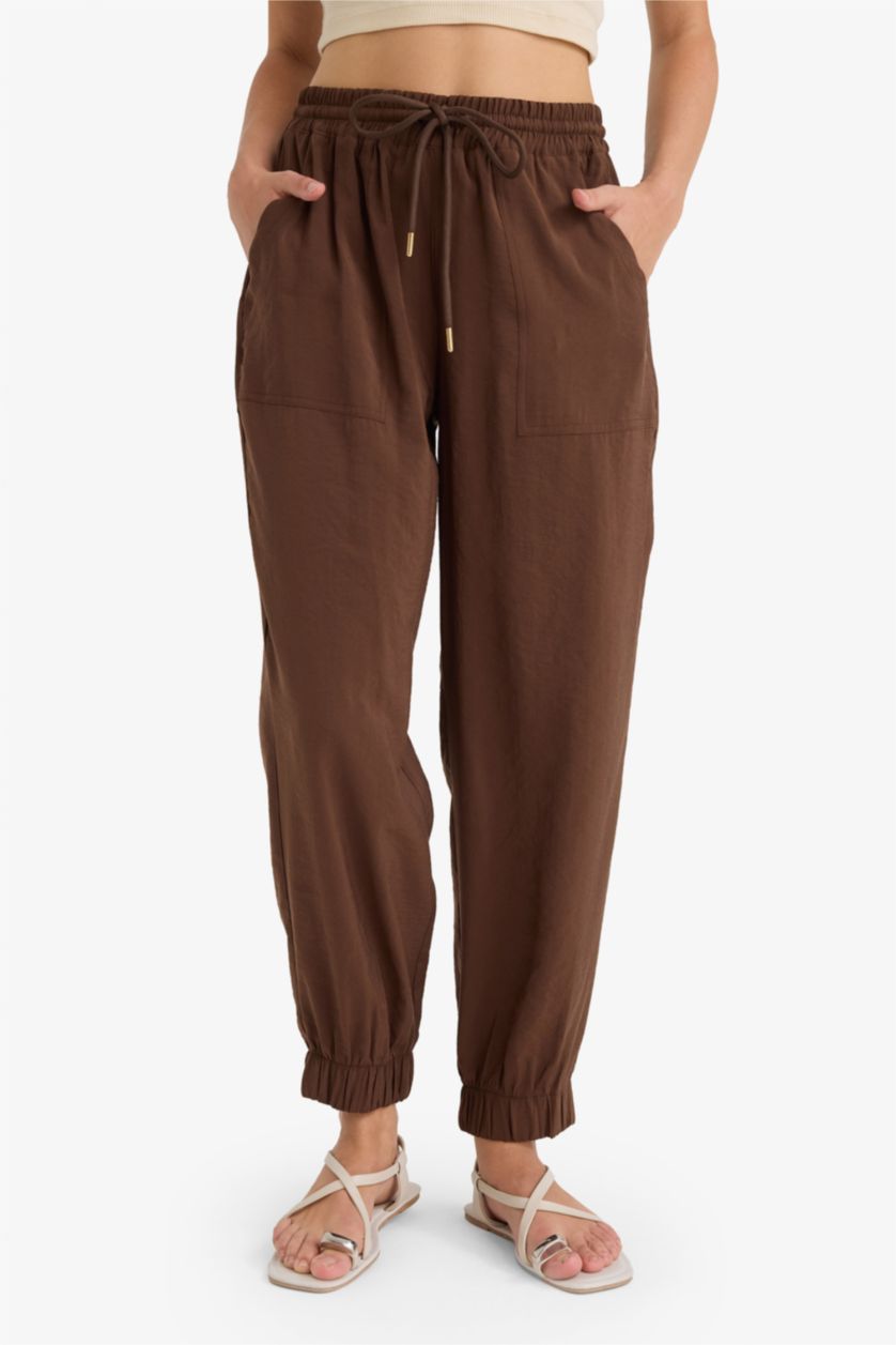 حريمي بني فاتح بنطلون بيبرباج برجل عادي مفصل بجيب