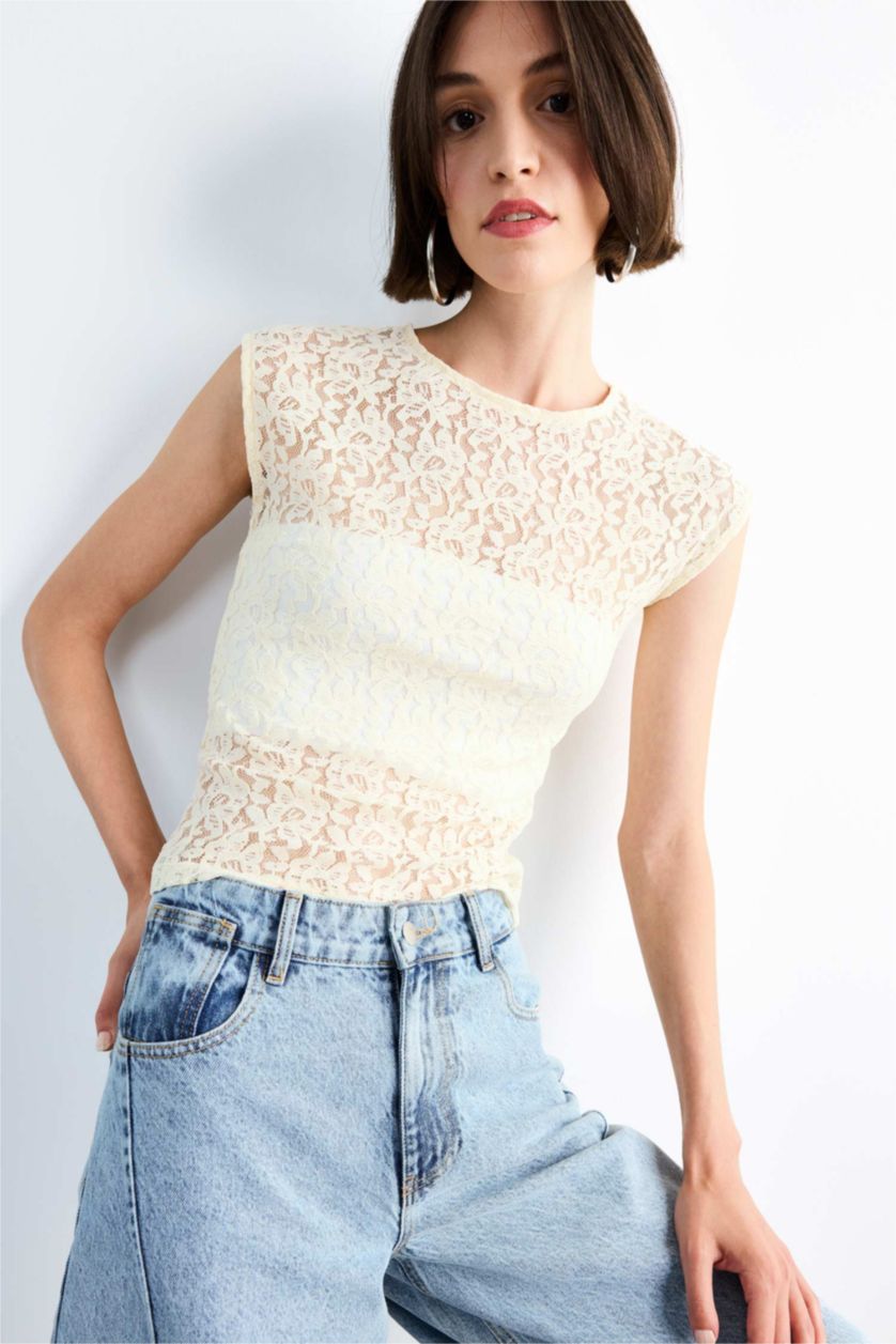 Woman White Slim Fit Lace Crew Neck Tank Top