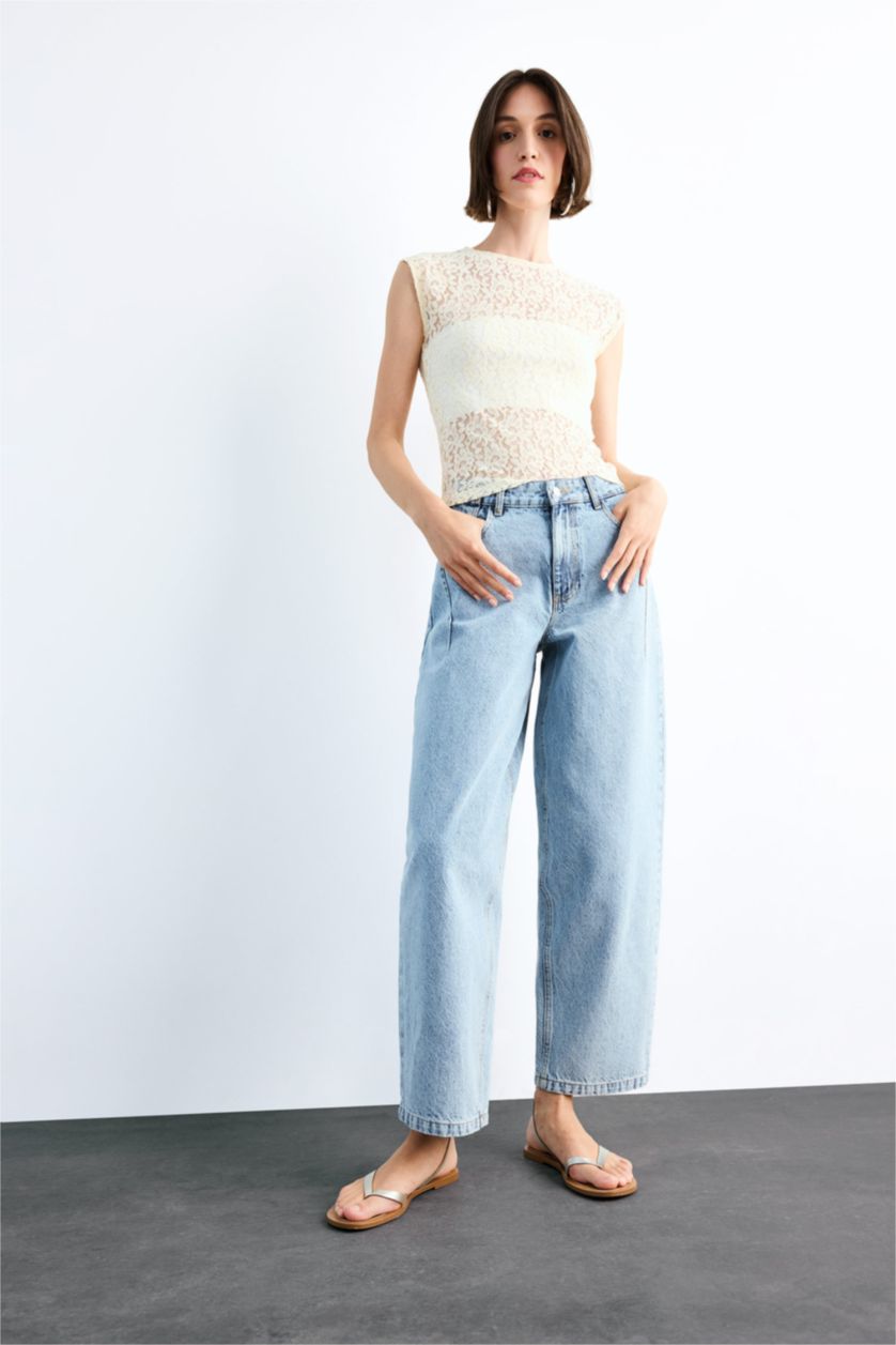 Woman White Slim Fit Lace Crew Neck Tank Top