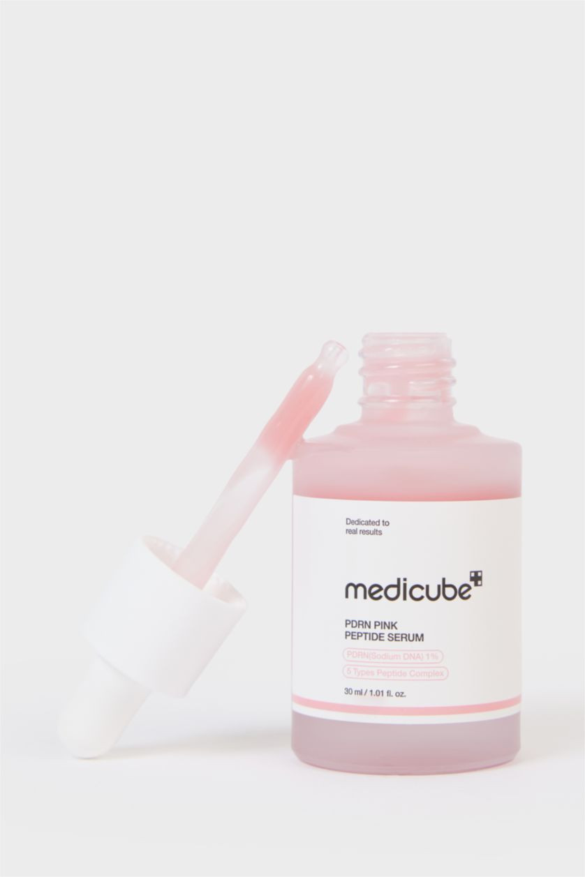 Kadın Pembe Medicube PDRN Pink Peptide Serum 30ml – İnce Çizgi Önleyici & Elastikiyet Artırıcı Cilt Serumu