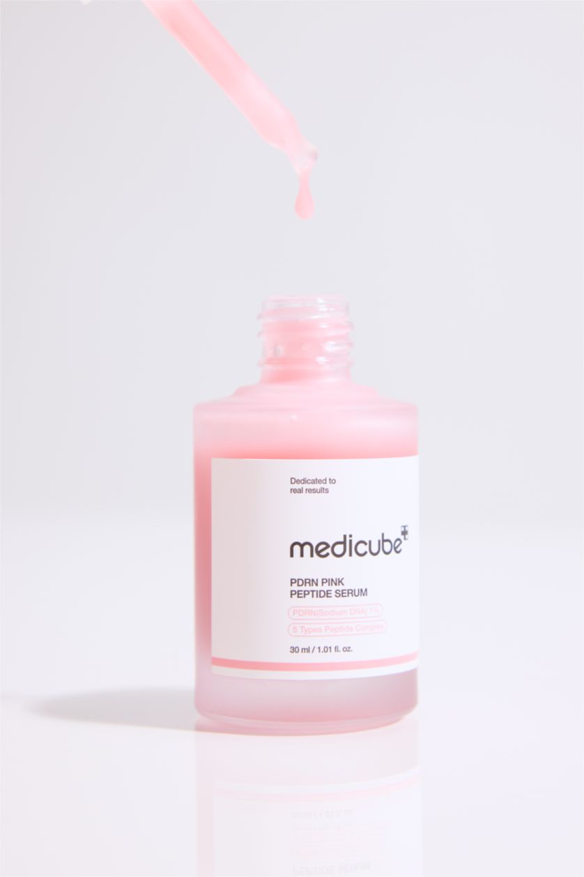 Kadın Pembe Medicube PDRN Pink Peptide Serum 30ml – İnce Çizgi Önleyici & Elastikiyet Artırıcı Cilt Serumu