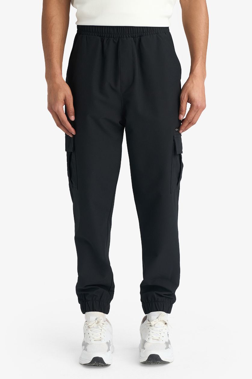 Man Black Standard Fit Woven Jogger Pants