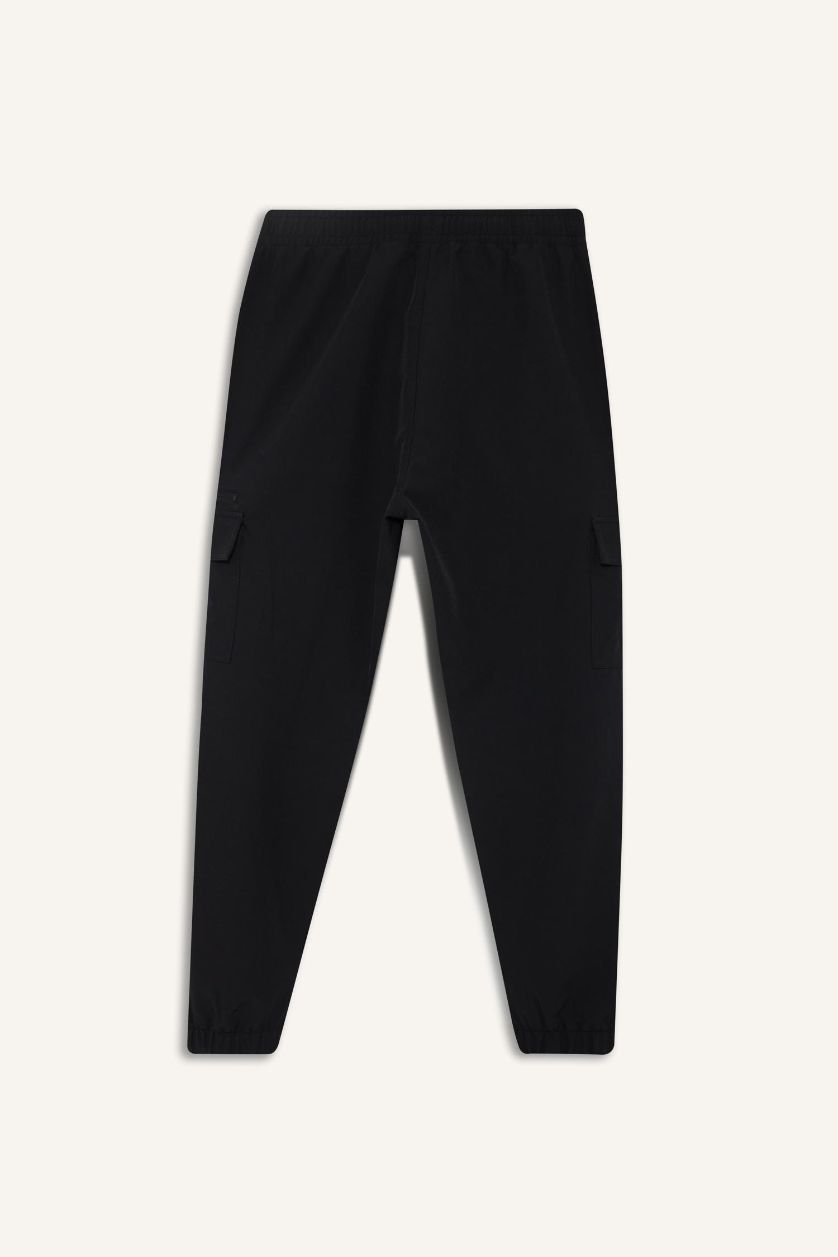 Man Black Standard Fit Woven Jogger Pants