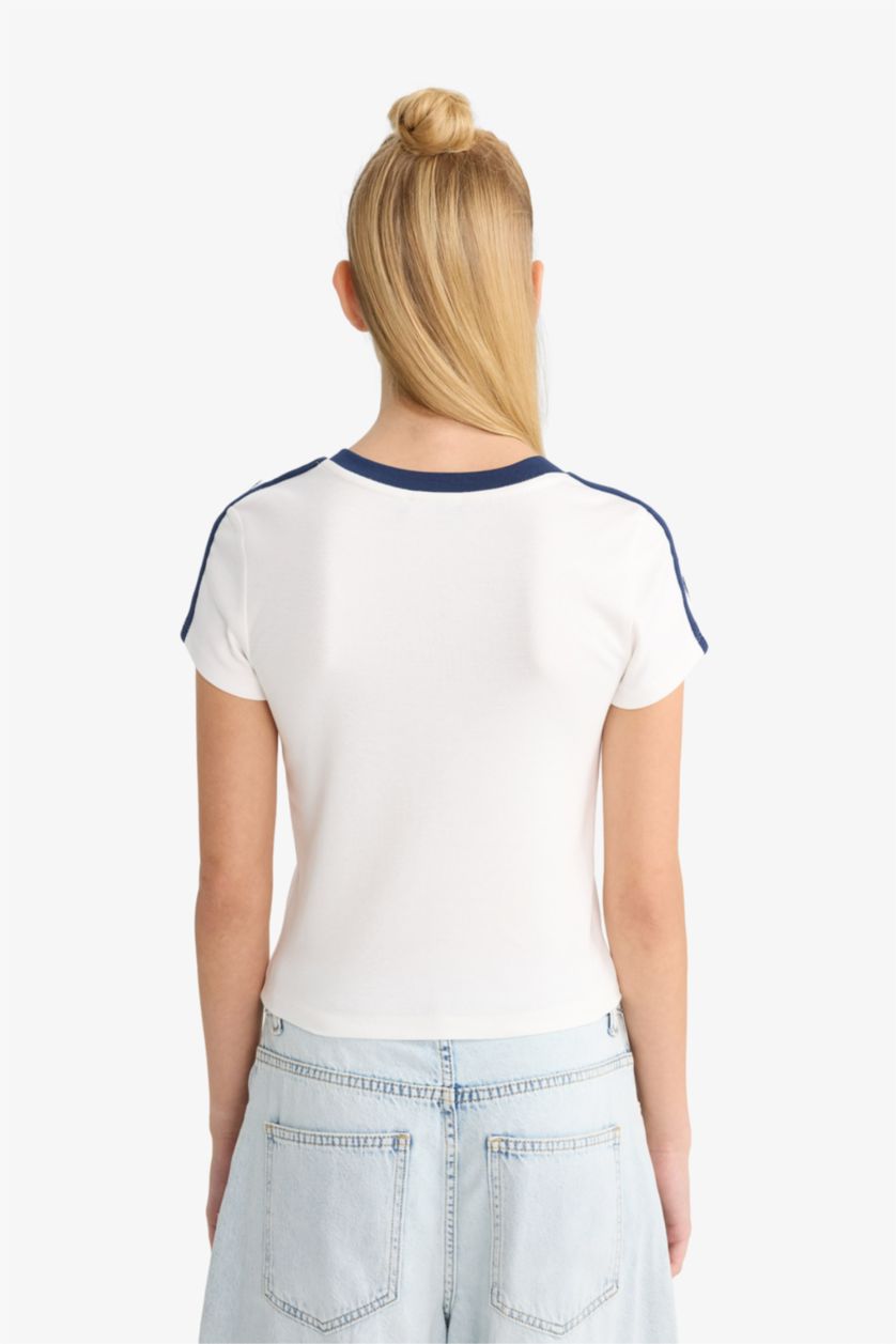 Woman White تيشيرت سليم فيت مخصر بطبعة حروف