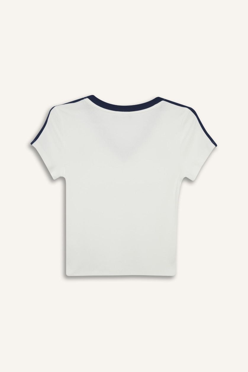 Woman White تيشيرت سليم فيت مخصر بطبعة حروف