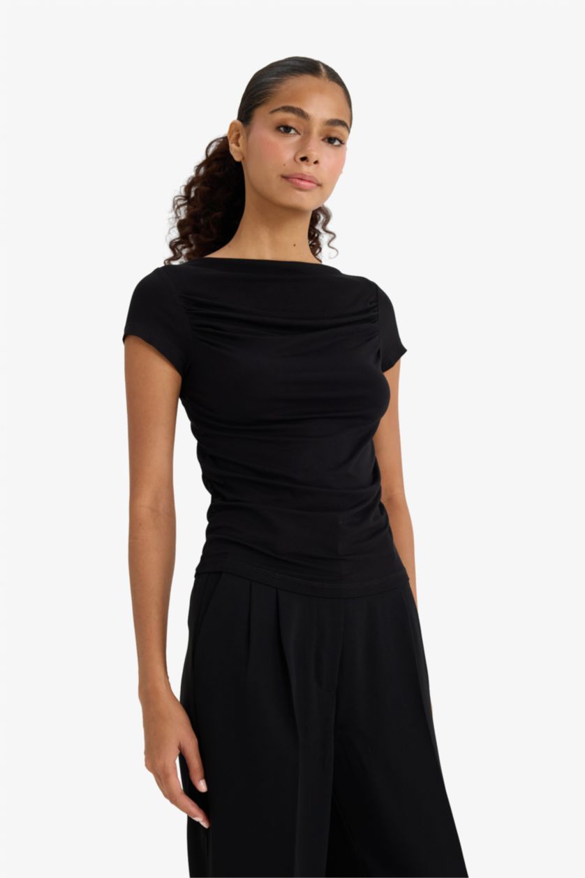 Kadın Siyah Slim Fit Dar Kesim Kayık Yaka Omzu Açık Siyah Kısa Kollu Tişört