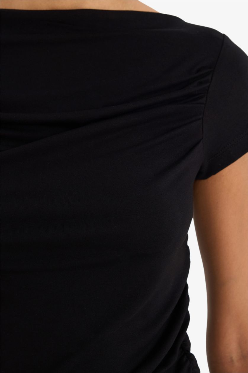 Kadın Siyah Slim Fit Dar Kesim Kayık Yaka Omzu Açık Siyah Kısa Kollu Tişört