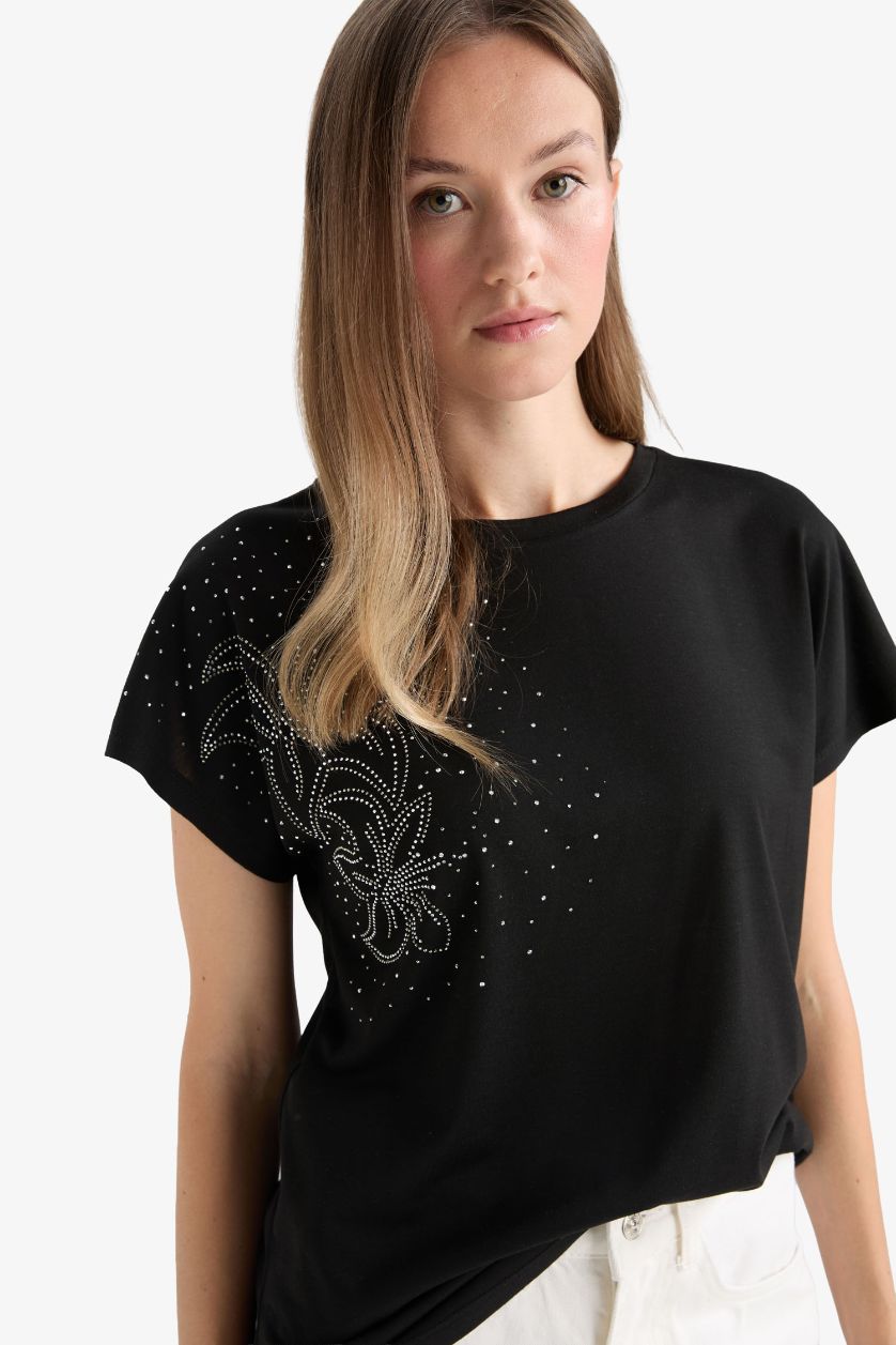 Kadın Siyah Bisiklet Yaka Taş Baskılı Kısa Kollu Tişört