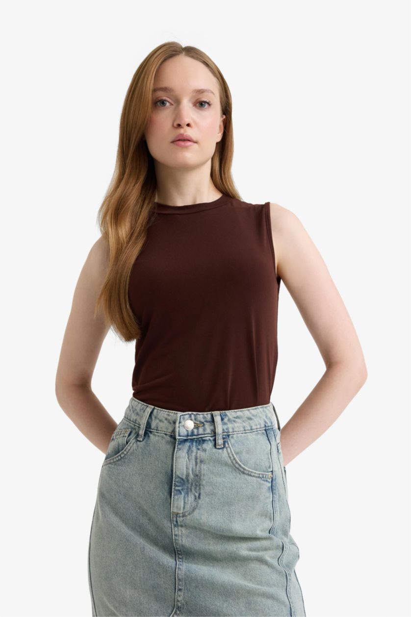 Kadın Kahve Regular Fit Yarım Bisiklet Yaka Basic Düz Kolsuz Tunik