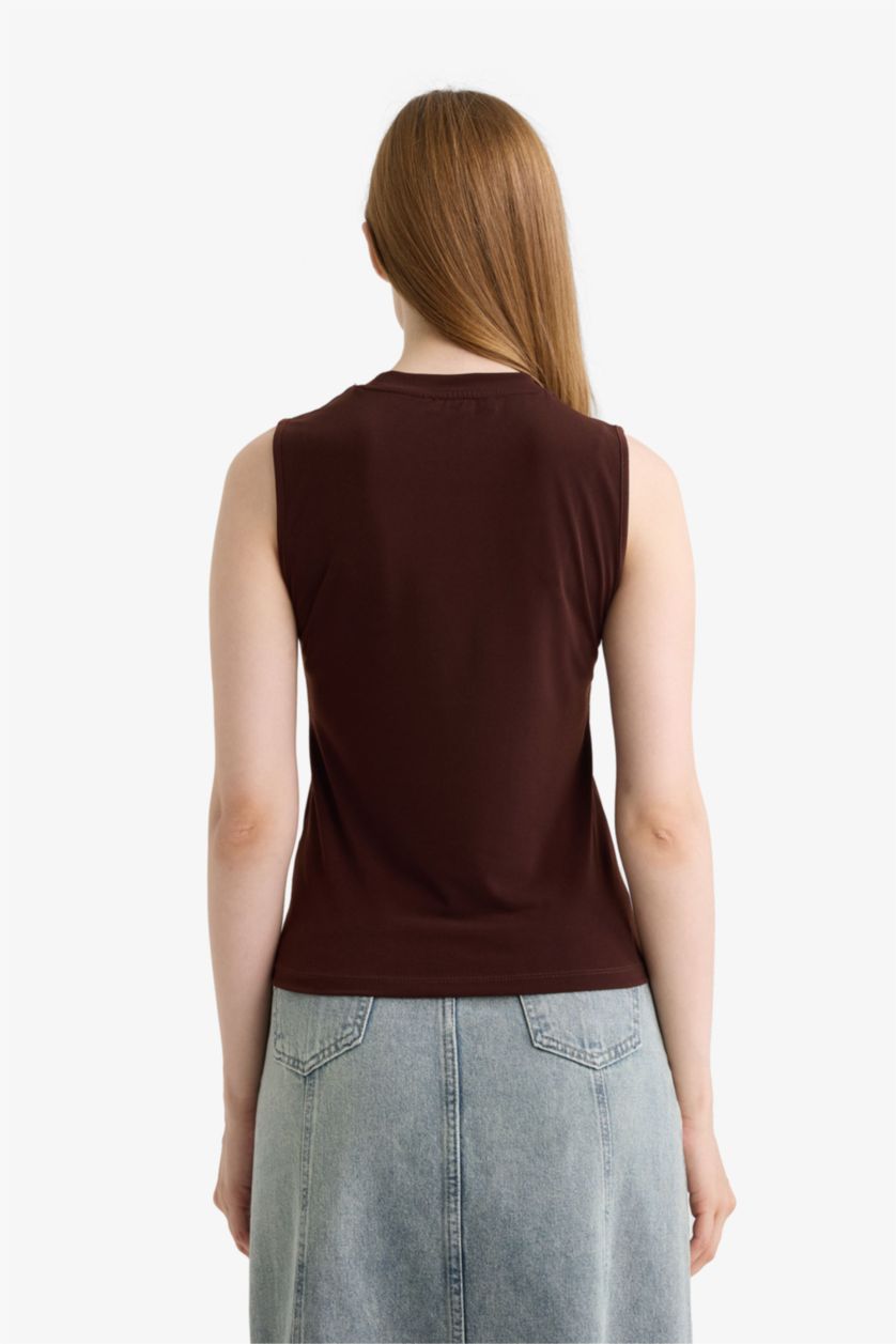 Kadın Kahve Regular Fit Yarım Bisiklet Yaka Basic Düz Kolsuz Tunik