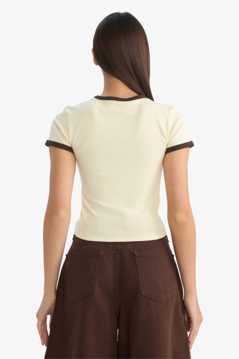 نساء بيج فاتح تيشيرت نص ردن مخصر وياخة مستديرة