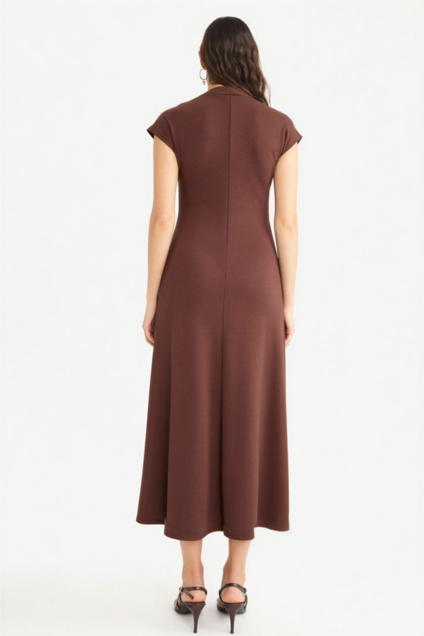 Әйелдерге Қоңыр жартылай мойынжейде қысқа жеңді Қысқа жеңді трикотаж көйлек