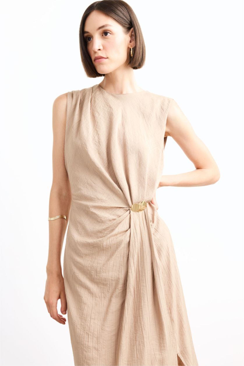 Kadın Bej Fitted Toka Detaylı Poplin Kolsuz Yırtmaçlı Midi Elbise