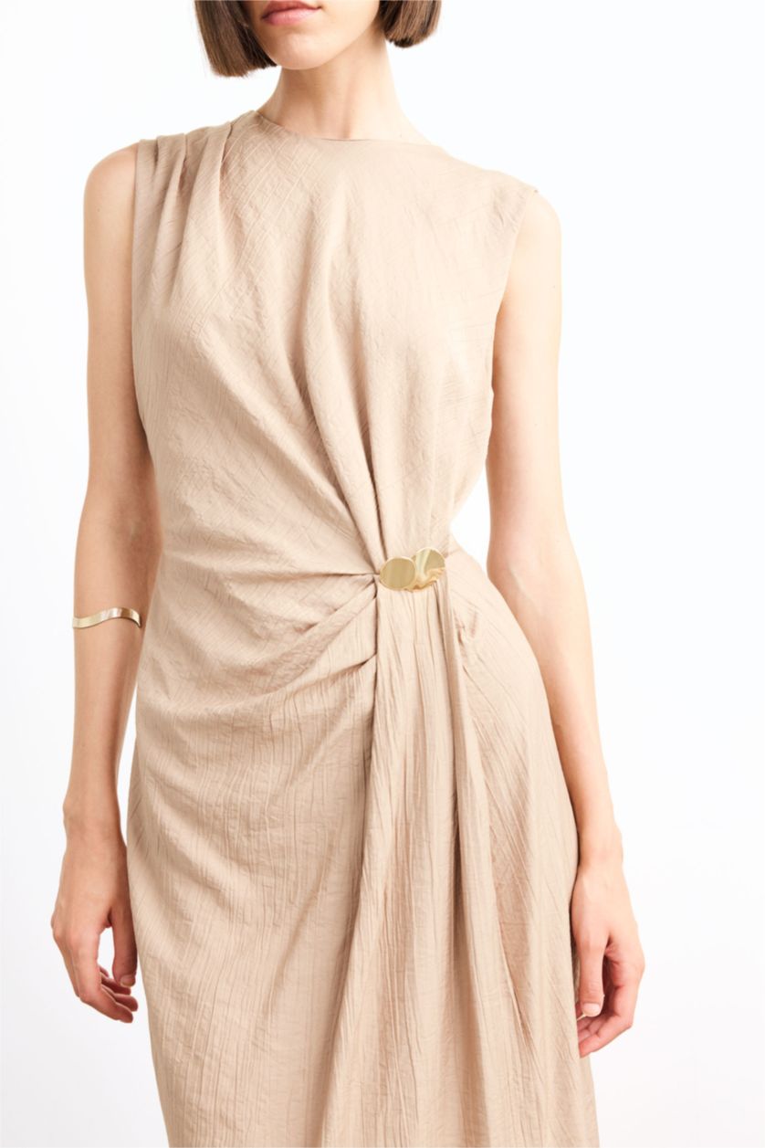 Kadın Bej Fitted Toka Detaylı Poplin Kolsuz Yırtmaçlı Midi Elbise