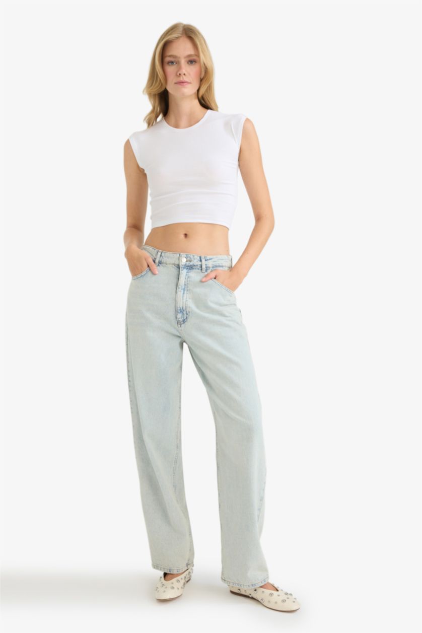 Kadın Beyaz Fıtted Bisiklet Yaka Kısa Kollu Tişört