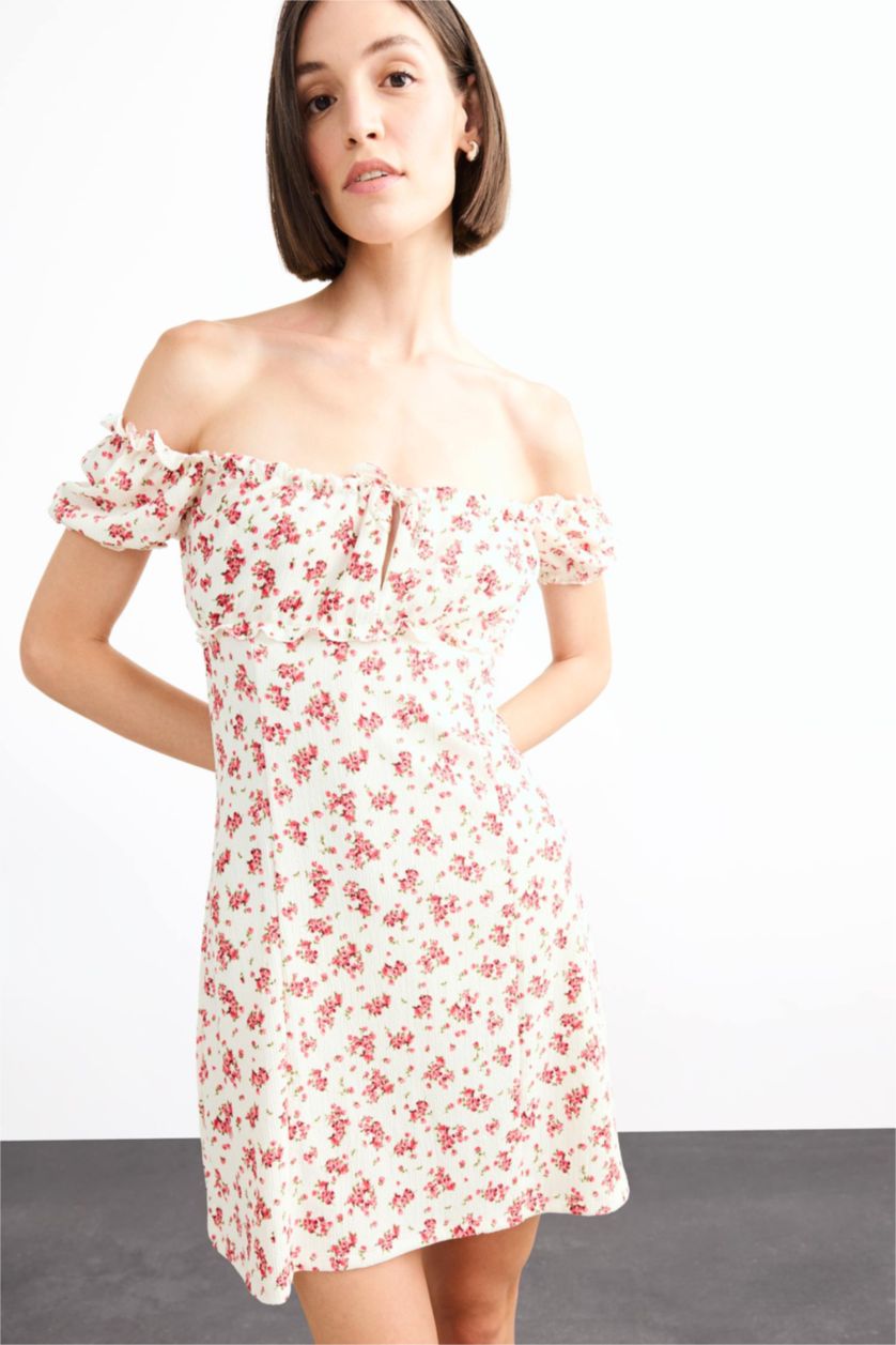 نساء أبيض فستان قصير فلورال منسوج بقصة A ردن عريض