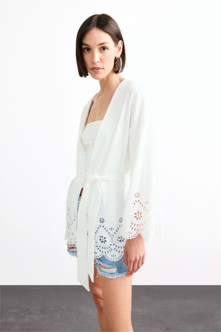 Kadın Beyaz Fitted Bürümcük Brode Bağlamalı Uzun Kollu Bluz