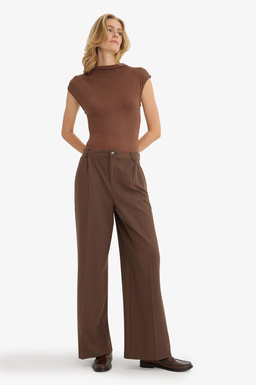 Kadın Kahve Slim Fit Dar Kesim Yarım Balıkçı Yaka Çıtçıtlı Body