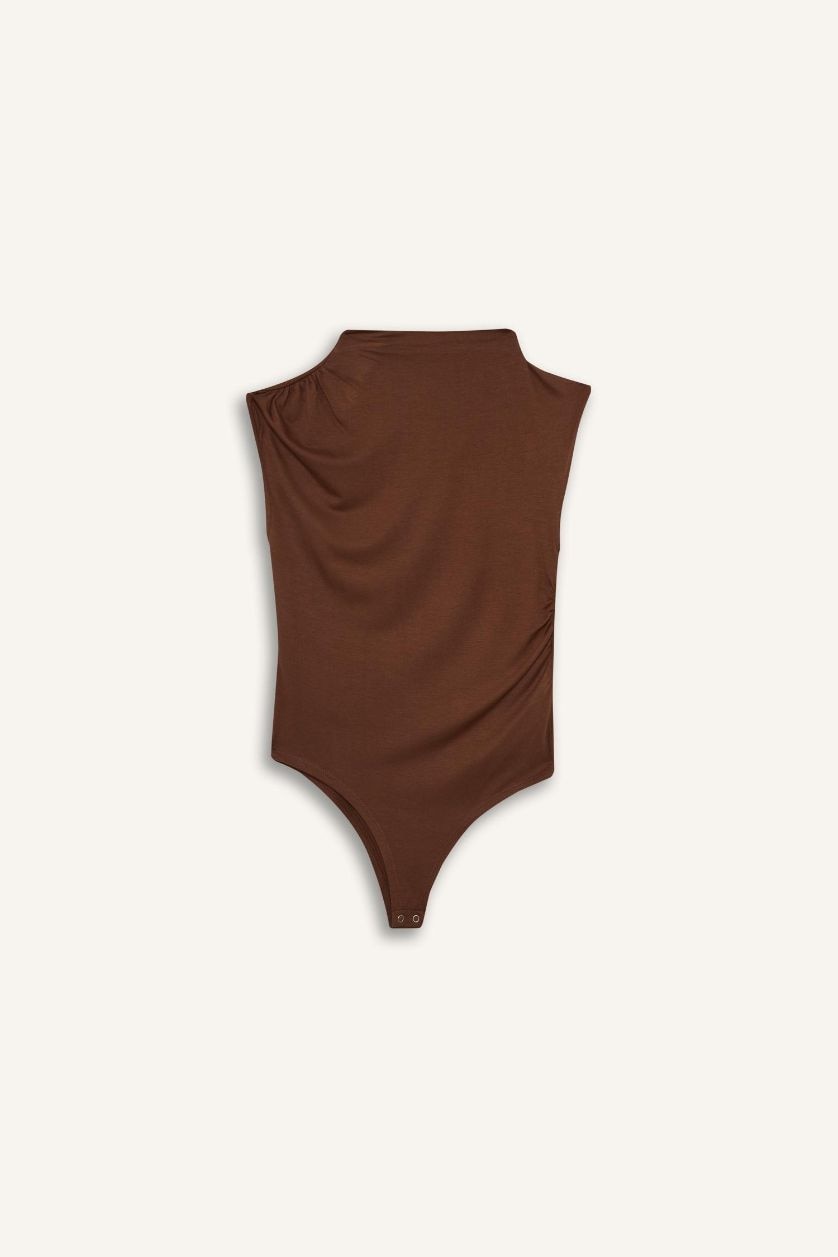 Kadın Kahve Slim Fit Dar Kesim Yarım Balıkçı Yaka Çıtçıtlı Body