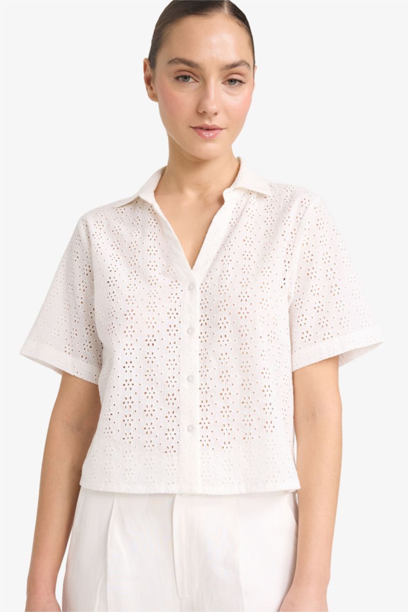 Kadın Kırık Beyaz Regular Fıt Kaçık Yaka Brode Kısa Kollu Gömlek