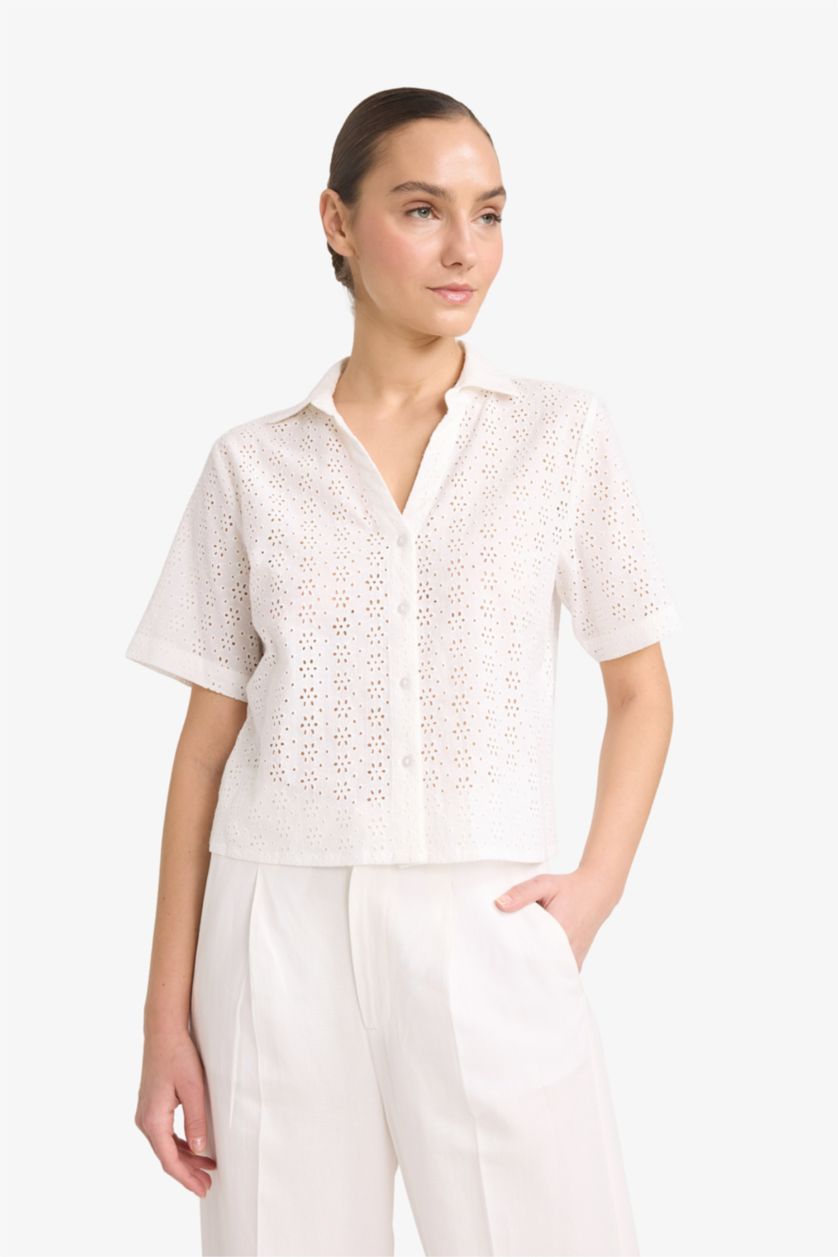 Kadın Kırık Beyaz Regular Fıt Kaçık Yaka Brode Kısa Kollu Gömlek