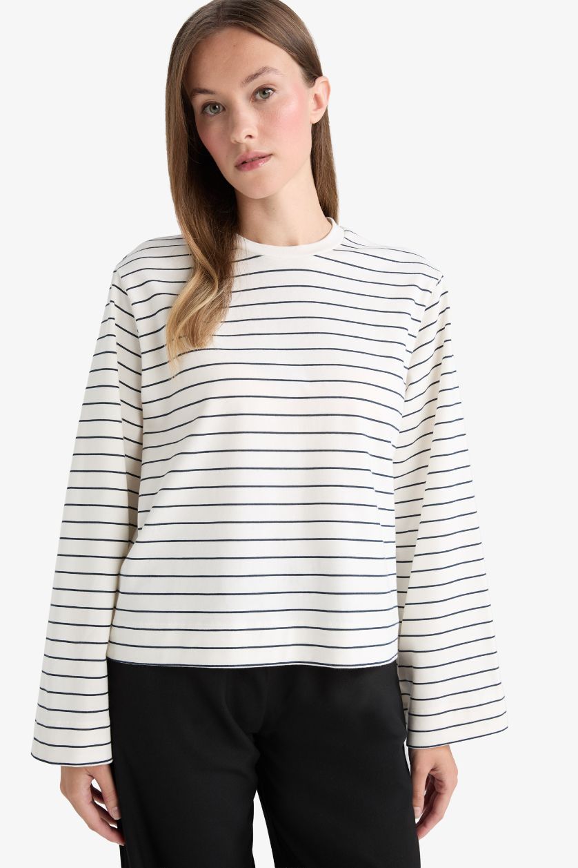 نساء بيج فاتح بلوزة مخططة ردن طويل قصة عادية بياخة مستديرة