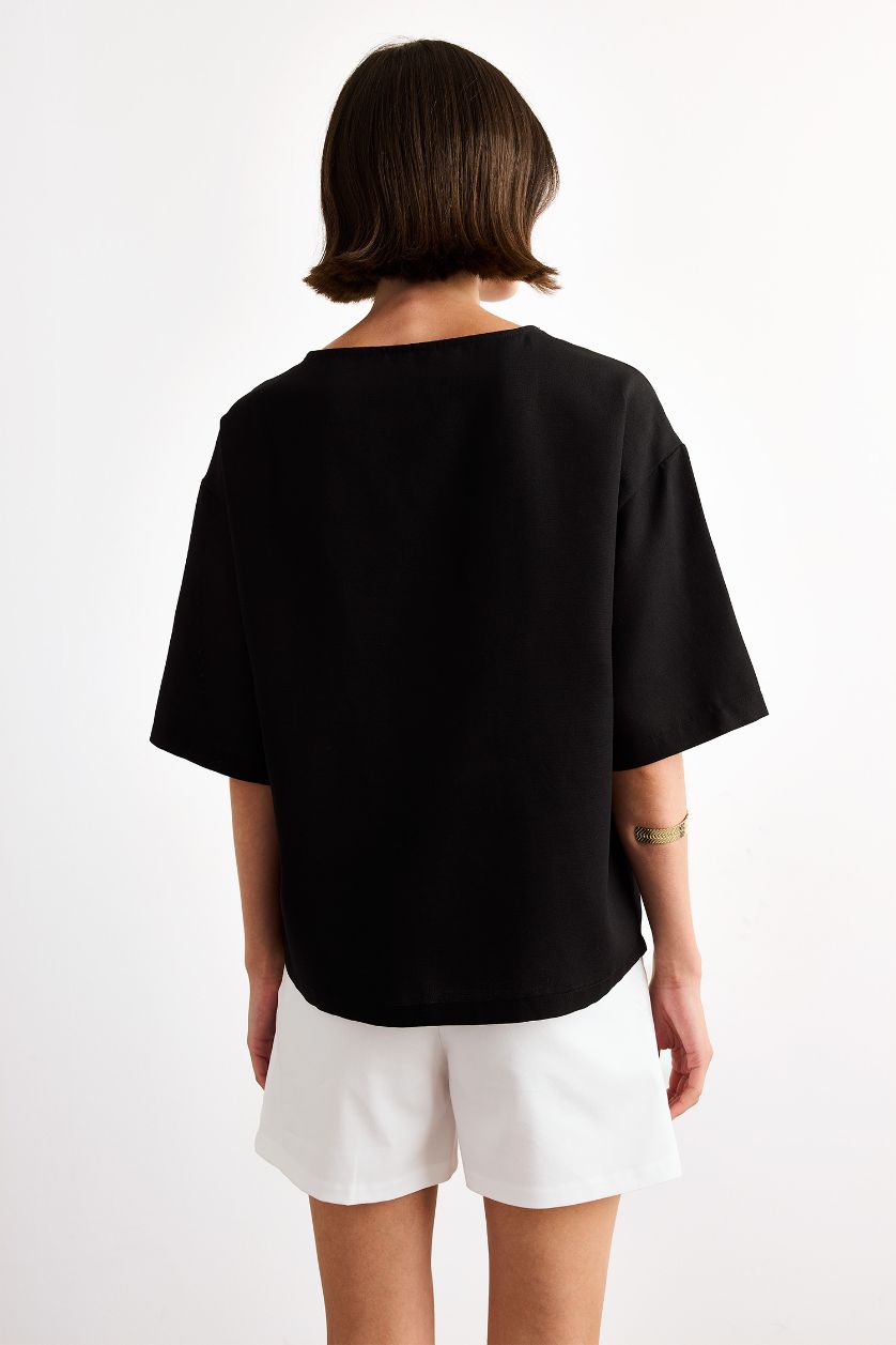 Kadın Siyah Relax Fit Bisiklet Yaka Dokuma Kısa Kollu Bluz